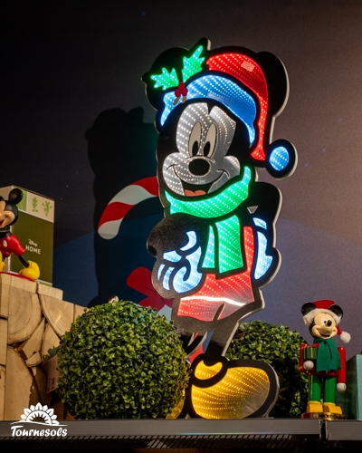 Décoration Disney lumineuse Mickey en tenue de Noël chez Tournesols.